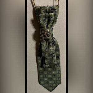 Green Patterned Tie with Brooch
